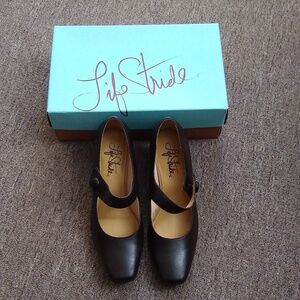 Brown heels NIB